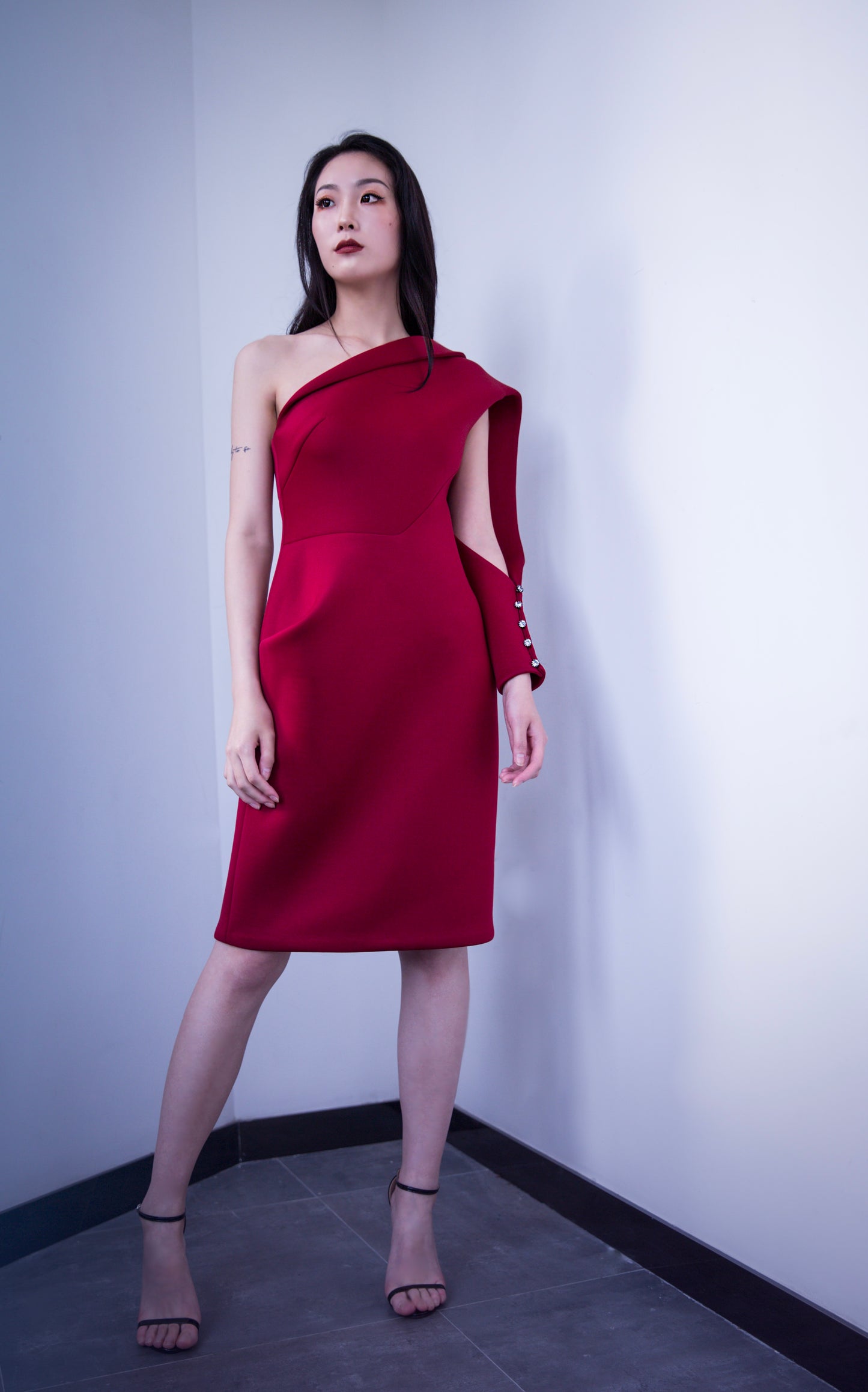 Robe asymétrique en néoprène rouge bordeaux