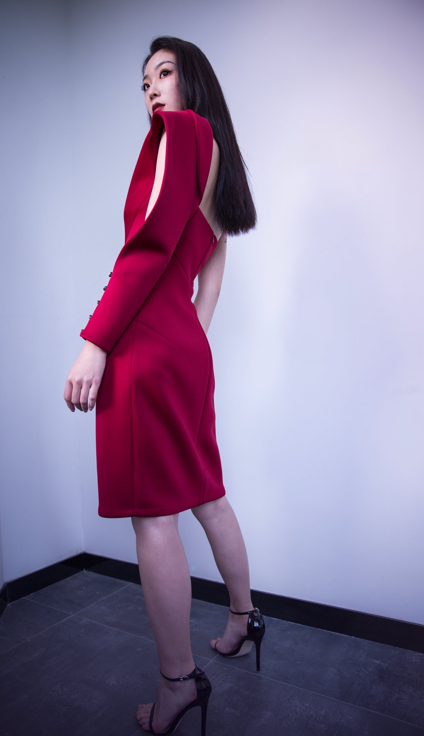 Robe asymétrique en néoprène rouge bordeaux