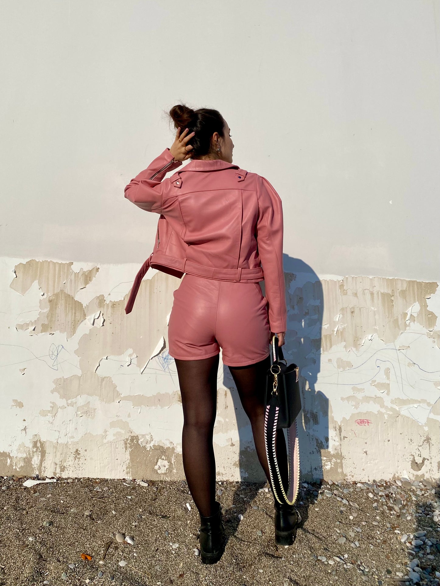 Ensemble veste et short de motard en cuir rose vif