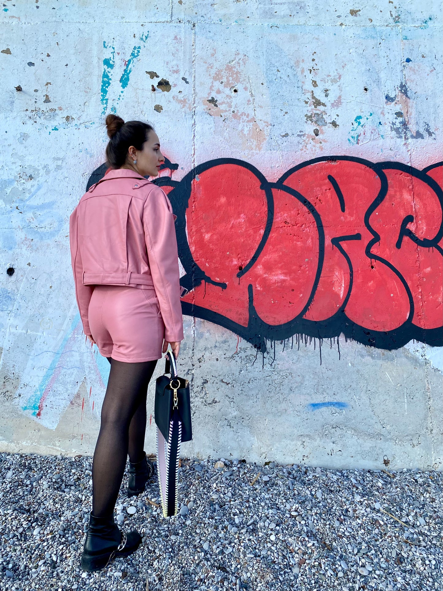 Ensemble veste et short de motard en cuir rose vif