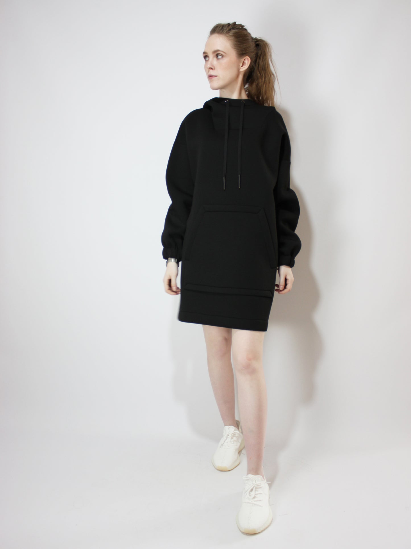 Robe à capuche noire en néoprène