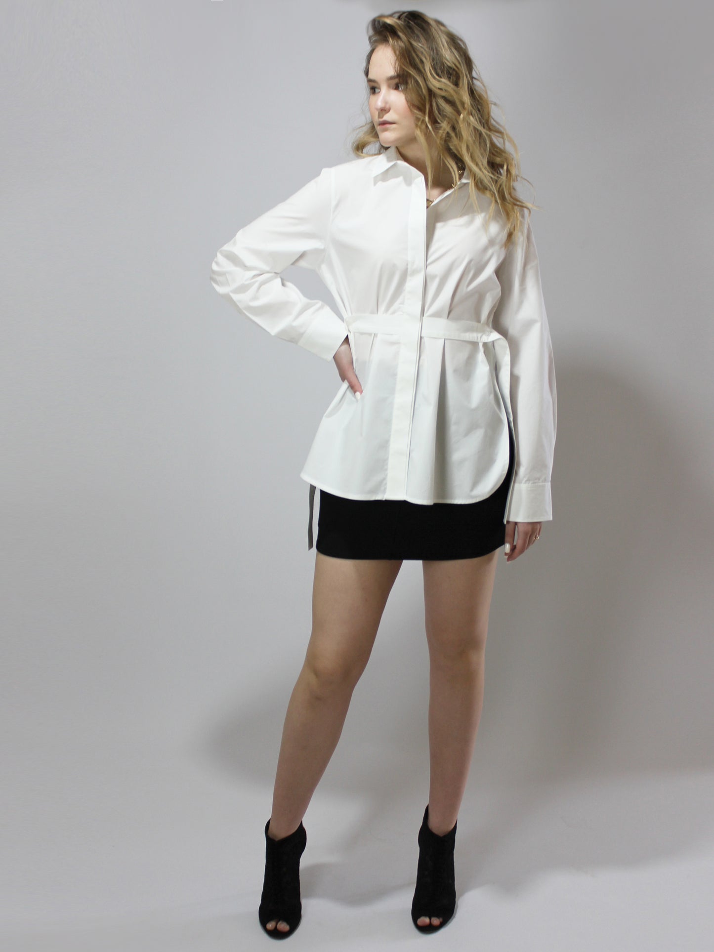 Chemise blanche transformable avec ceinture